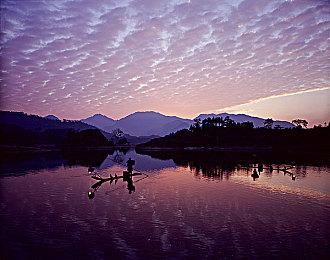 剧情向钓鱼RPG新作《月光水岸》将于10月发售